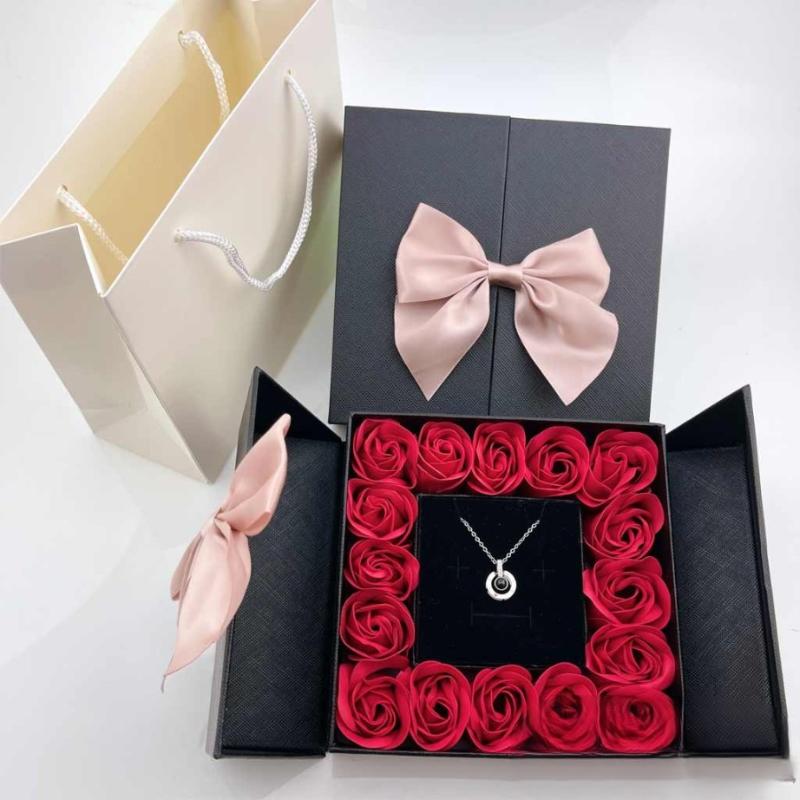 16 Small Roses Jewelry Case With Elegant Pendant Set